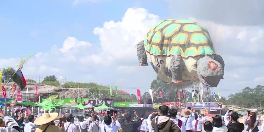 Daytime Hot-Air Balloon Competition : Taunggyi Tazaungdaing Festival continued