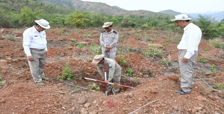 ကျောက်ဆည်ခရိုင်အပူပိုင်းဒေသ စိမ်းလန်းစိုပြည်ရေးဦးစီးဌာနမှ လက်ထောက်ညွှန်ကြားရေးမှူး ရွာသုံးစိုက်ခင်း ၁၀ ဧက စိုက်ပျိုးရန်အတွက် တူးထားသော စိုက်ကျင်းများအား ကြည့်ရှု