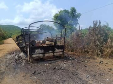 စစ်ကိုင်းတိုင်းဒေသကြီး၊ ထီးချိုင့်မြို့နယ်၌ ကုန်တင်မော်တော်ယာဉ်များအား KIA သောင်းကျန်းသူအဖွဲ့နှင့် PDF အမည်ခံ အကြမ်းဖက်သမားများ ပူးပေါင်းအဖွဲ့က လက်နက်ငယ်များဖြင့် အကြမ်းဖက်ပစ်ခတ်ခဲ့မှုကြောင့် အပြစ်မဲ့ အရပ်သားပြည်သူအချို့ သေဆုံး၊ ထိခိုက်ဒဏ်ရာရရှိ