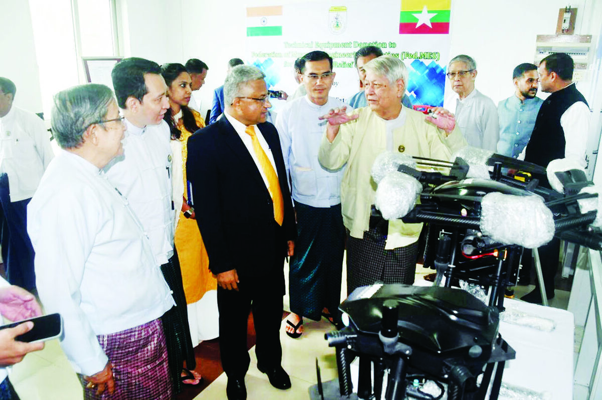 အိန္ဒိယသမ္မတနိုင်ငံမှ လှူဒါန်းသည့် ငလျင်ဒဏ်သင့်အဆောက်အအုံများ၏ ကြံ့ခိုင်မှုကို စစ်ဆေးရာတွင် အသုံးပြုသော စက်ပစ္စည်းကိရိယာများ လွှဲပြောင်းပေးအပ်