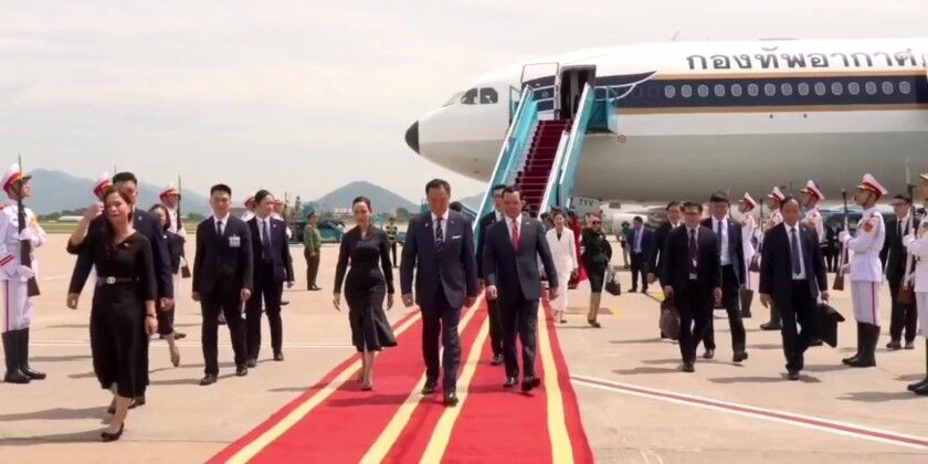 Thai PM arrives in Hanoi to begin official visit