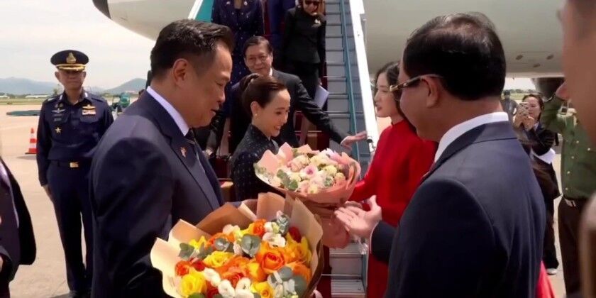 Thai PM arrives in Hanoi to begin official visit